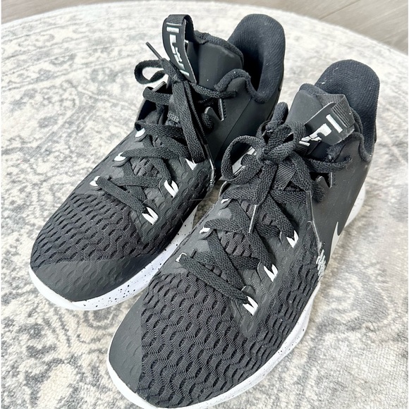 2020 LeBron Witness 5 'Black Metallic Silver - Men’s 10 - Picture 1 of 3